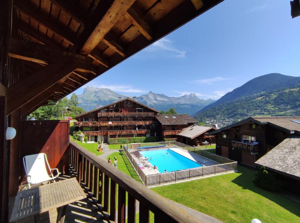 une vue depuis le balcon d'un complexe hôtelier avec piscine dans l'établissement Duplex Saint Gervais, à Saint-Gervais-les-Bains