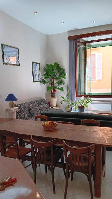 un salon avec une table et des chaises en bois dans l'établissement L'anthurium de l'Opéra, à Nice