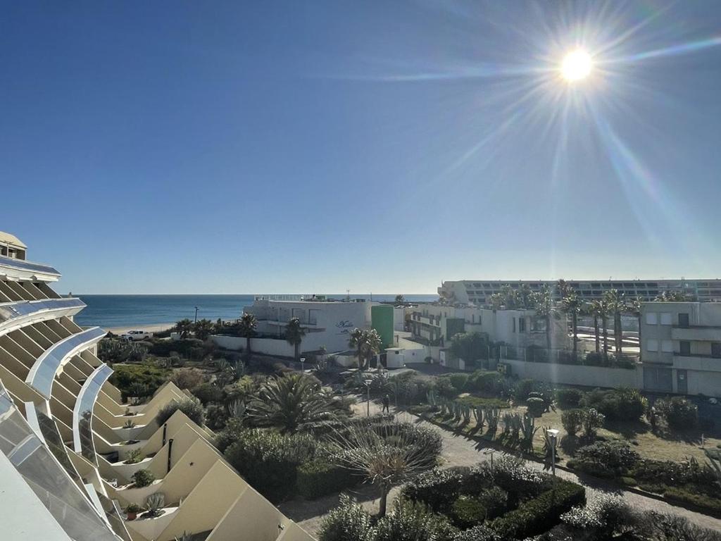 - une vue sur un complexe avec l'océan en arrière-plan dans l'établissement Studio Arena Héliopolis AB 315 - 2 personnes, au Cap d'Agde