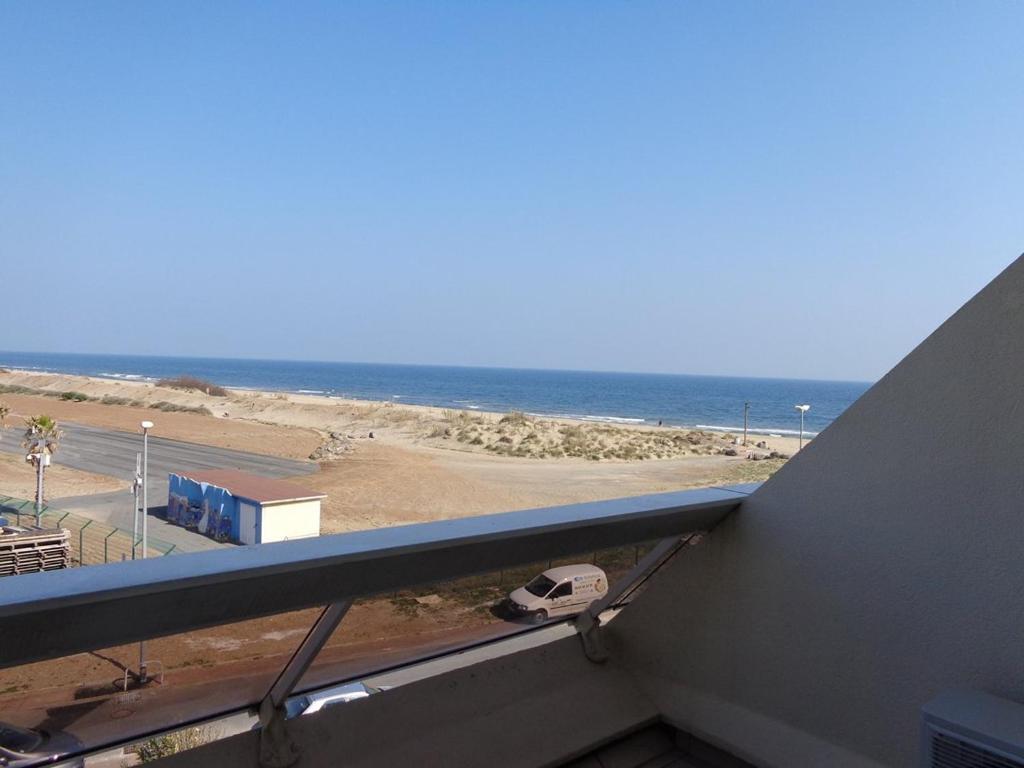 une voiture est garée sur un balcon près de la plage dans l'établissement Studio Makena vue mer Héliopolis AB 330 - 2 personnes, au Cap d'Agde