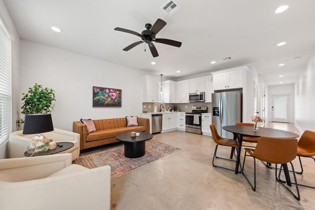 ein Wohnzimmer mit Sofa und Tisch in der Unterkunft NEW Thibodeaux House Cajun Luxury 65 TV Fast WiFi in Lafayette