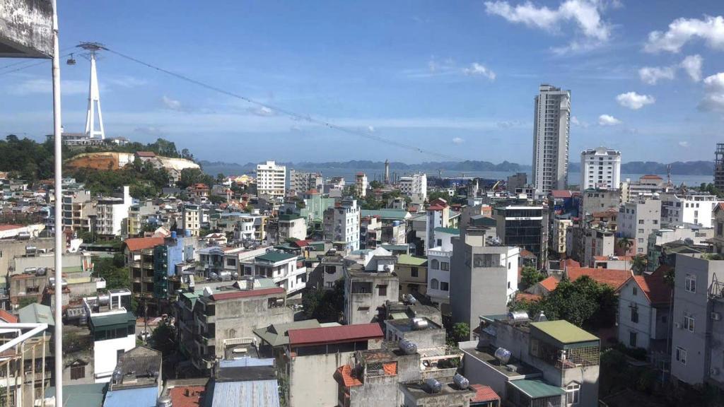 ハロンにあるNhà Nghỉ Thái Phongの高層ビルが立ち並ぶ街の景色