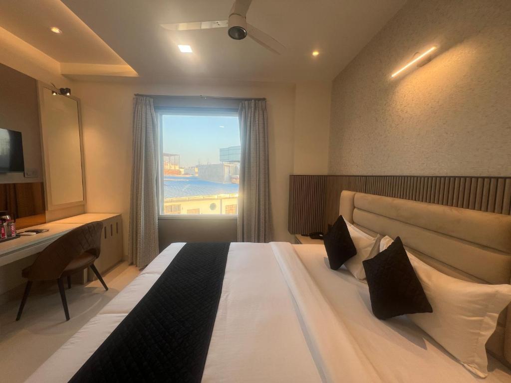 Postel nebo postele na pokoji v ubytování Hotel Glorious Grand
