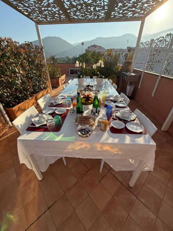 - une table blanche avec des assiettes de nourriture et de boissons dans l'établissement The Rooftop Terrace b&b Double Rooms Private Bathrooms and an equipped Roof Terrace, à Sant'Agnello