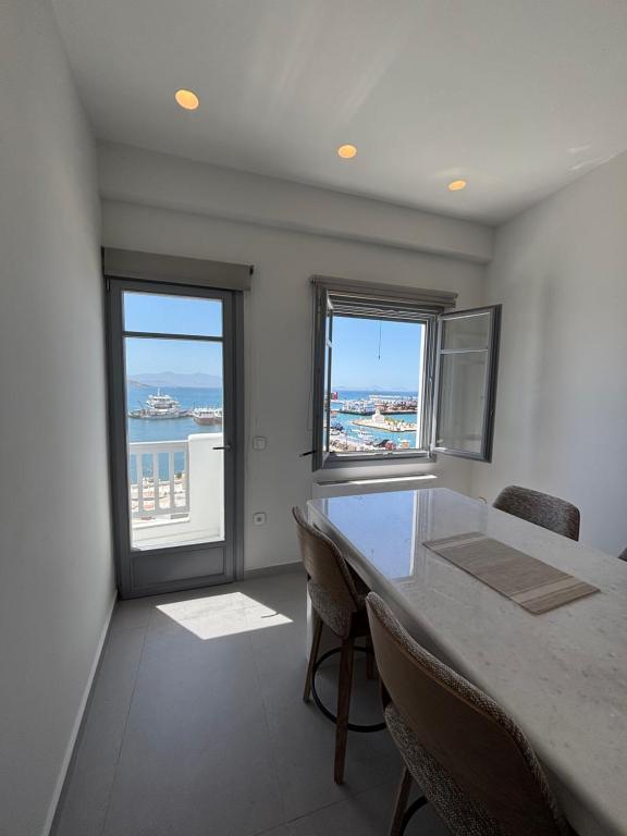 d'une salle à manger avec une table et quelques fenêtres. dans l'établissement Abadéli, à Naxos Chora