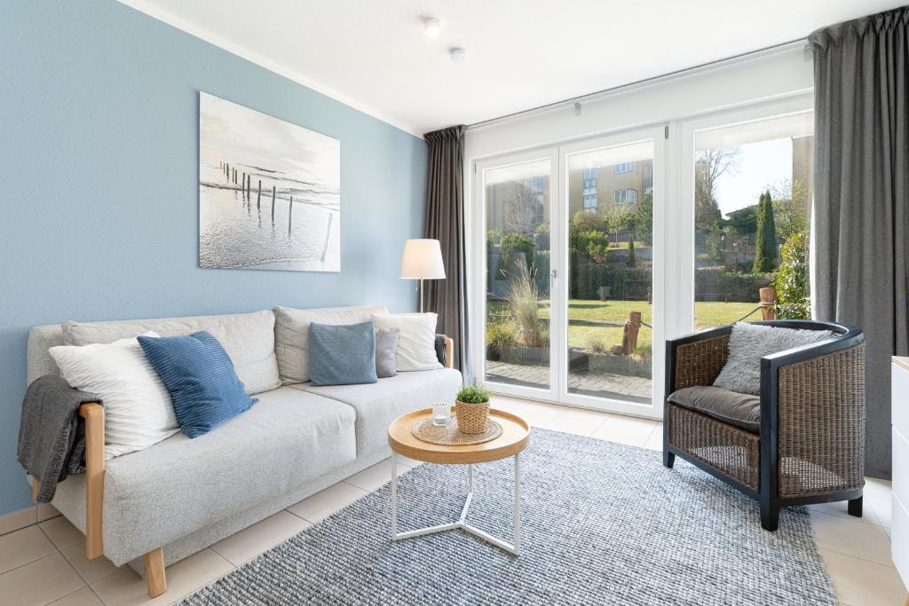 a living room with a couch and a chair at Meerurlaub in Laboe