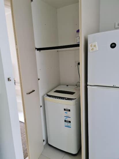 Sunny Private Studio in Central Epsom - Resim 4