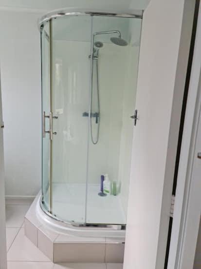 Sunny Private Studio in Central Epsom - Resim 5