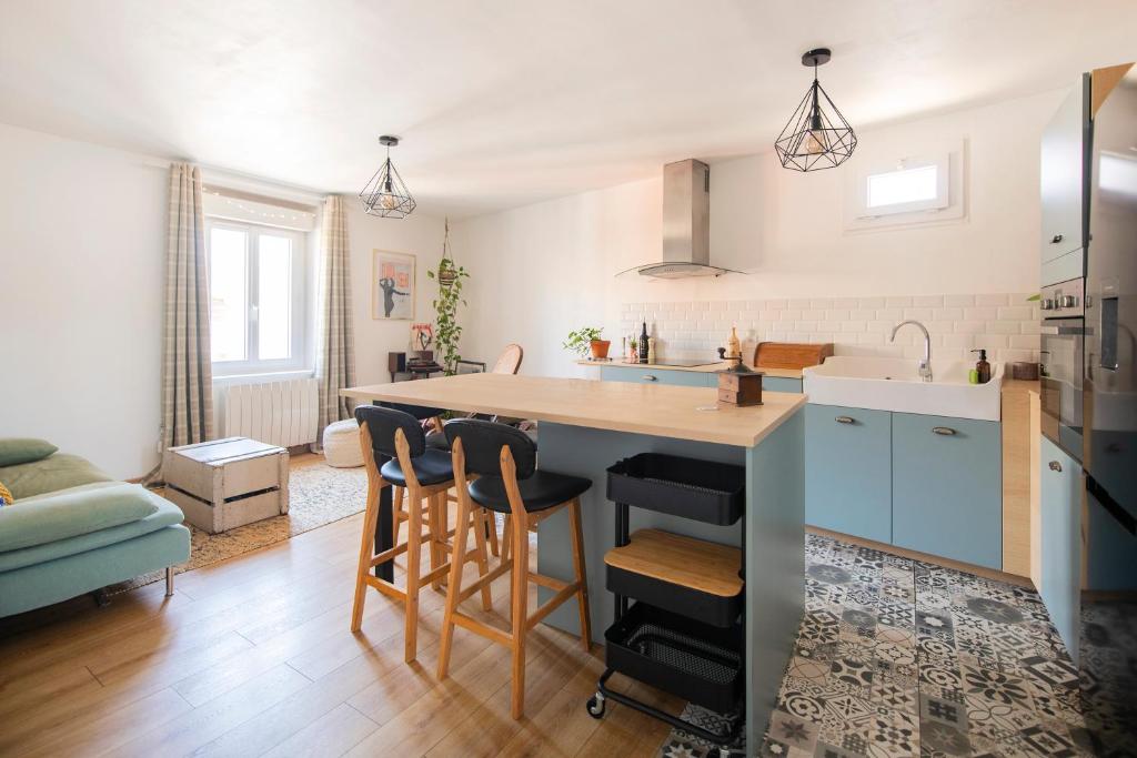 Photo de la galerie de l'établissement Appartement avec 2 chambres dans le centre d'Olivet proche du CoMet d'Orléans - Place de Parking gratuite, à Olivet