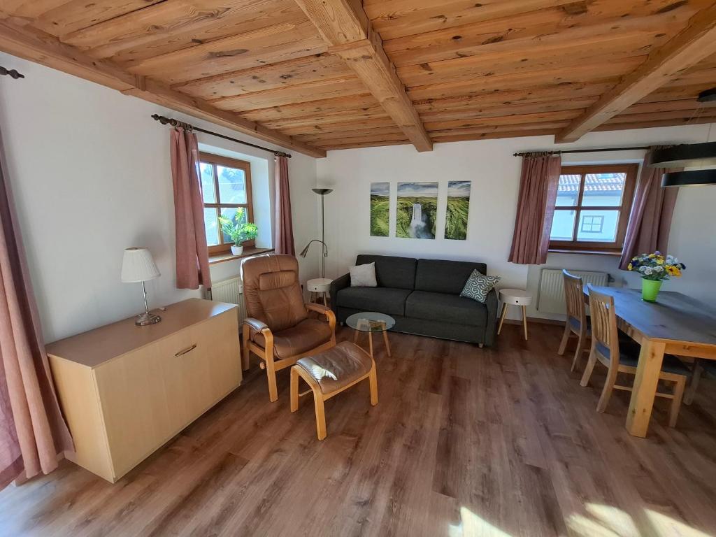 Posezení v ubytování Dreiländereck mit Sauna und Pool, Wohnung 403