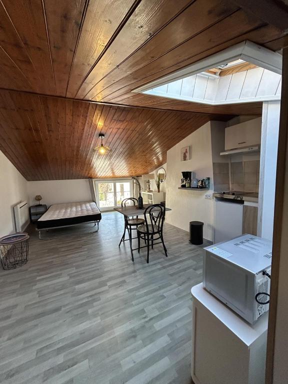 une cuisine et un salon avec une table et des chaises dans l'établissement Studio Les Sables d'Olonnes Hypercentre, à Les Sables-dʼOlonne