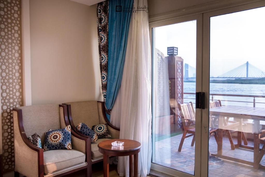 Výhled na řeku, která protéká v blízkosti hotelu