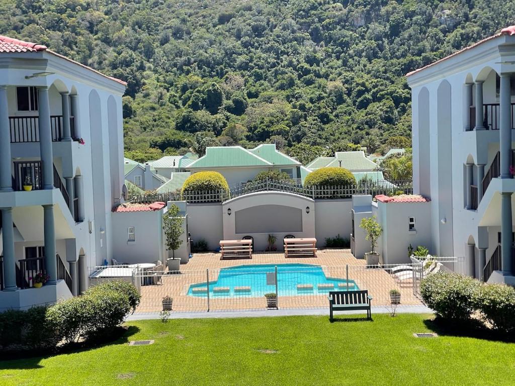 Una casa grande con piscina en un patio. en Green Bay, en Plettenberg Bay