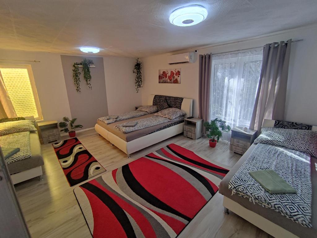 Ένα ή περισσότερα κρεβάτια σε δωμάτιο στο Violett Apartman Miskolctapolca