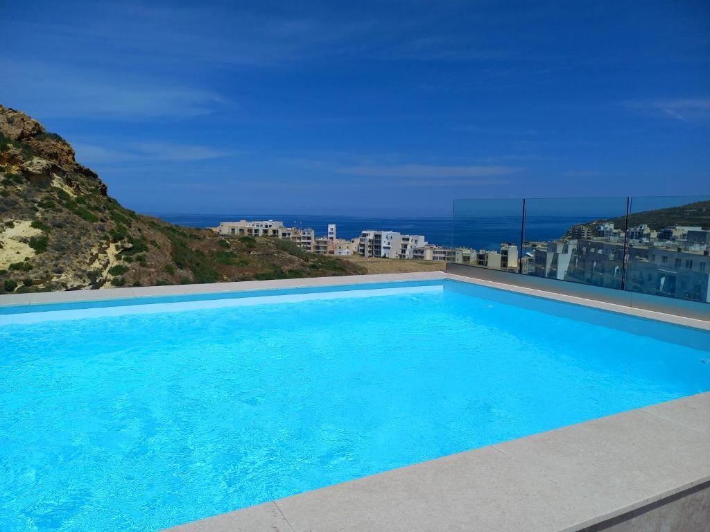 una grande piscina con vista sulla città di Yellow Hill Penthouse a Żebbuġ