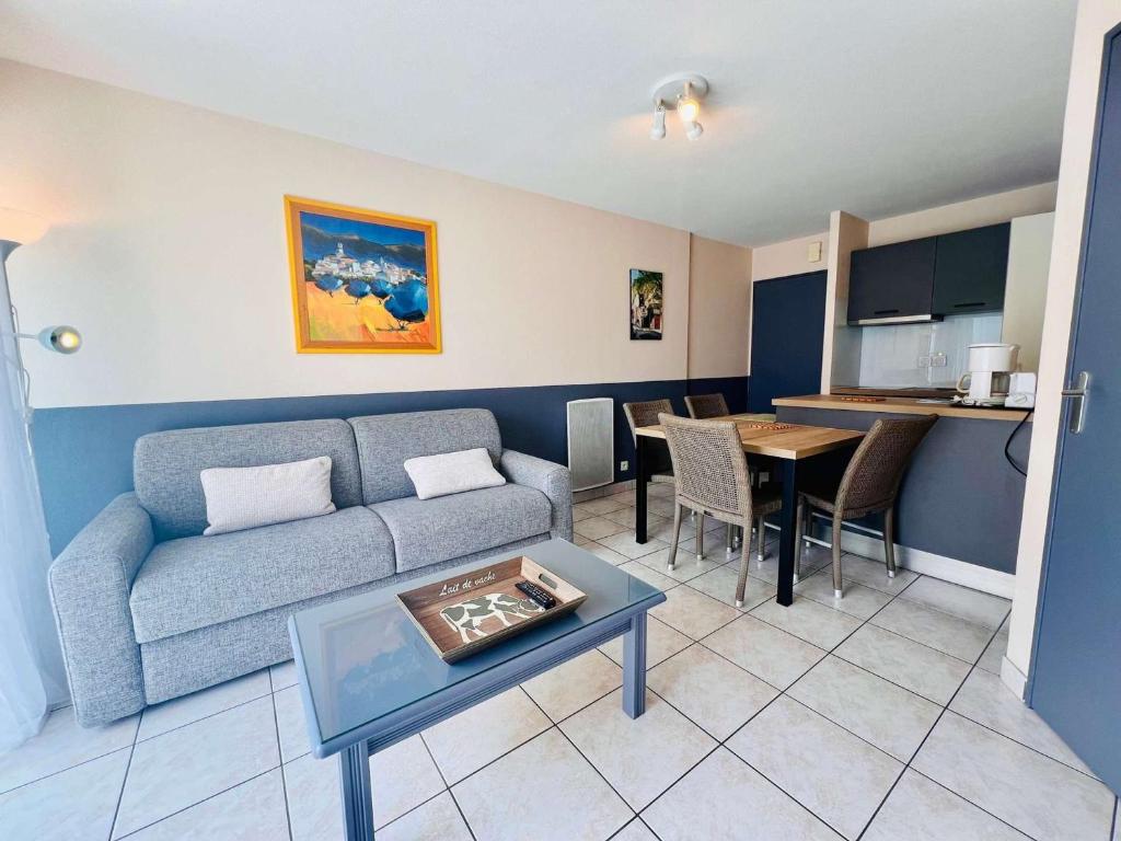 un salon avec un canapé et une table dans l'établissement Quiberon - Appartement 2P 33m² avec aperçu mer, balcon, parking et animaux acceptés - FR-1-478-112, à Quiberon