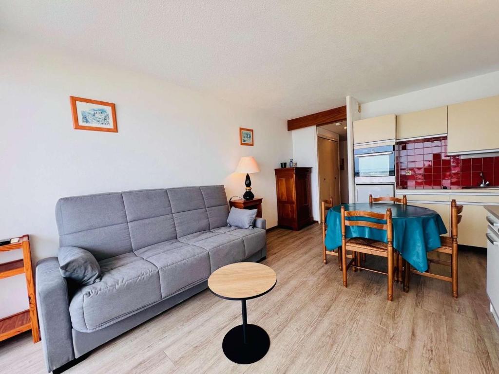 un salon avec un canapé et une table dans l'établissement Studio cosy à Quiberon, 27m², proche mer, parking, animaux admis - FR-1-478-111, à Quiberon