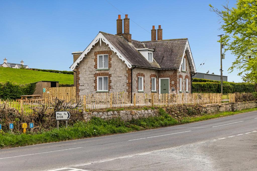 une vieille maison en briques sur le côté d'une route dans l'établissement Lavender Cottage, à Charlemont