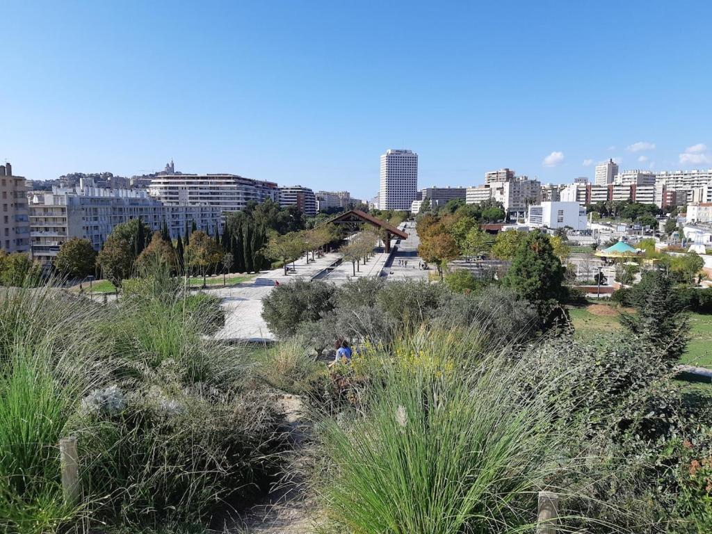 - une vue sur une ville avec de grands bâtiments dans l'établissement Lumineux studio 30 m2 Parc 26ème centenaire, à Marseille