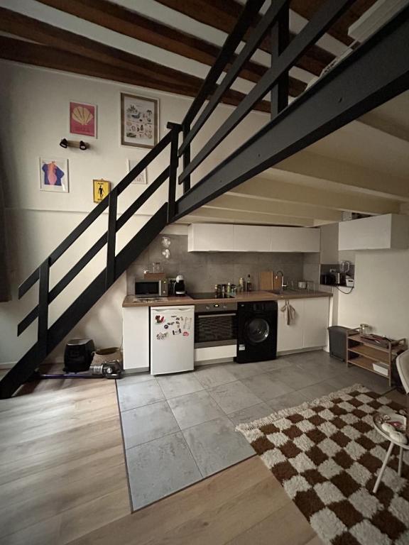 un salon avec un escalier dans un loft dans l'établissement Comfortable 40 m love cocoon, à Lyon