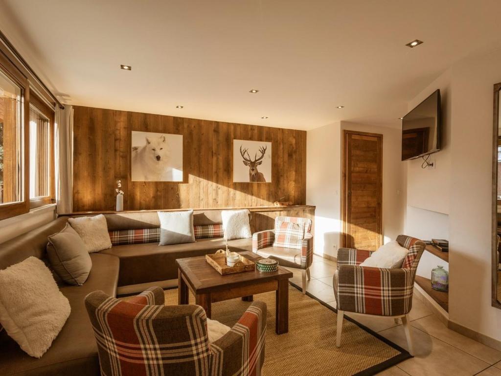 un salon avec un canapé et des chaises dans l'établissement Duplex 6 pièces pour 12 pers. avec terrasse sud, spa, sauna et garage - Valloire, Les Verneys - FR-1-263-359, à Valloire