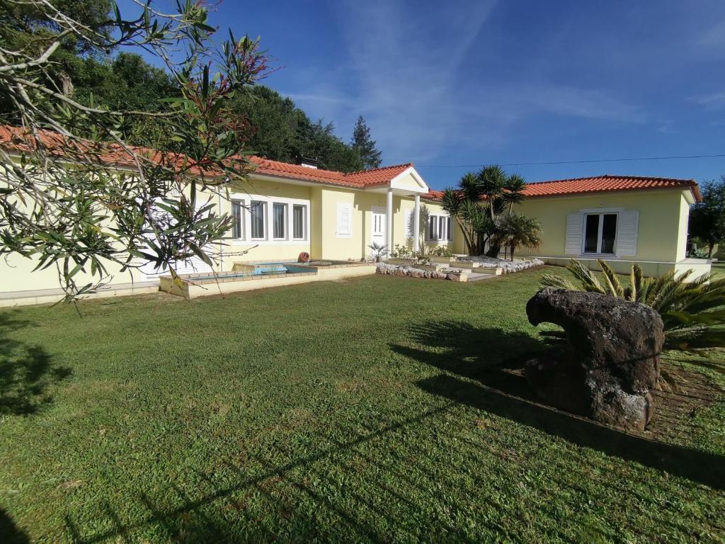 a house with a green lawn in front of it at Casa das Marinhas in Caminha