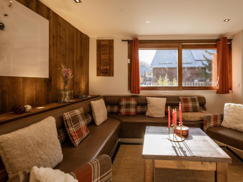 un salon avec un canapé et une table dans l'établissement Duplex 6P, 12 Pers, 4*, Sud, Terrasse, Animaux OK, Sauna, Proche Pistes et Commerces - FR-1-263-358, à Valloire