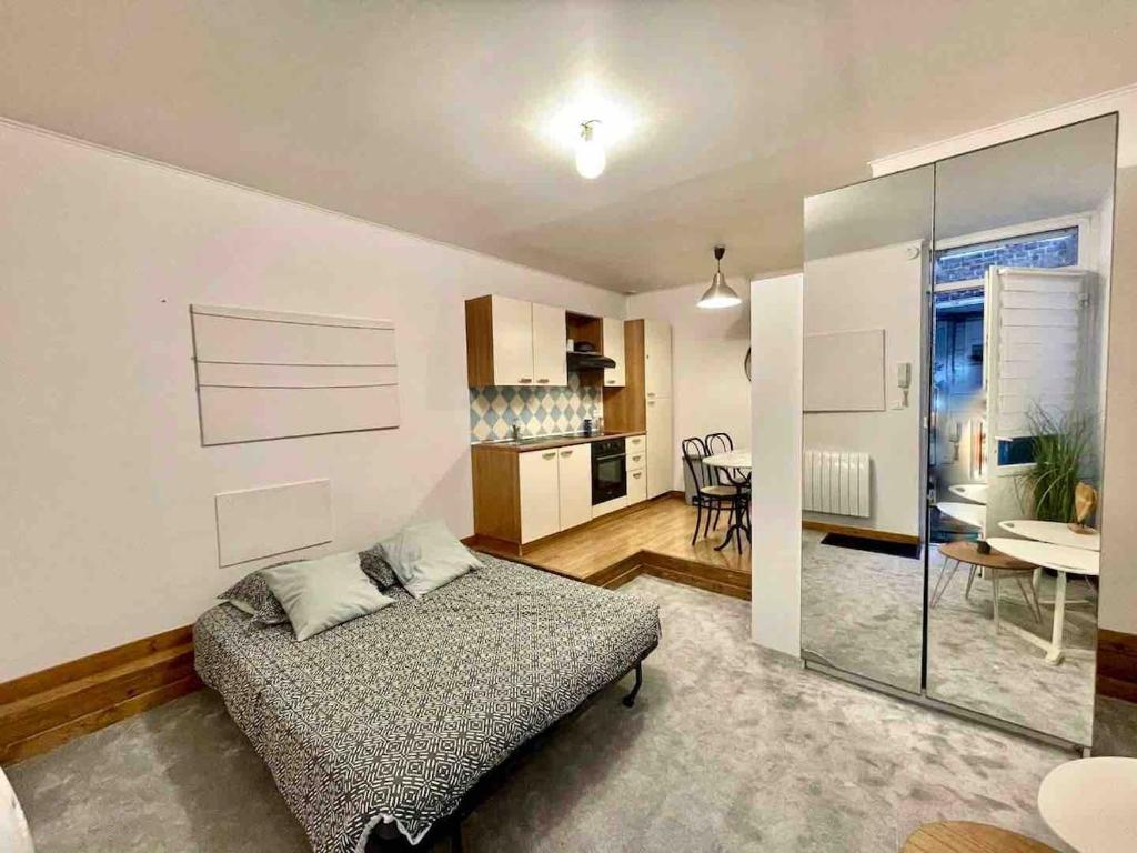 une chambre avec un lit et une salle à manger dans l'établissement Joli T2 plein cœur de Wazemmes - Lille, à Lille