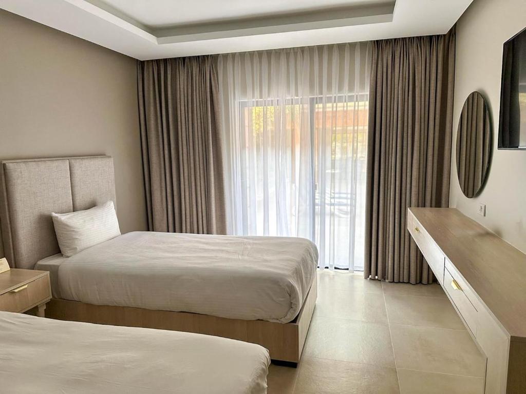 Postel nebo postele na pokoji v ubytování Petra Palace Hotel