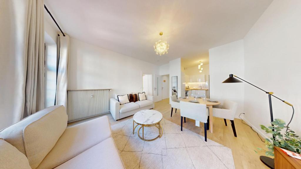 un salon avec un canapé et une table dans l'établissement Hallebardes Cathédrale, à Strasbourg