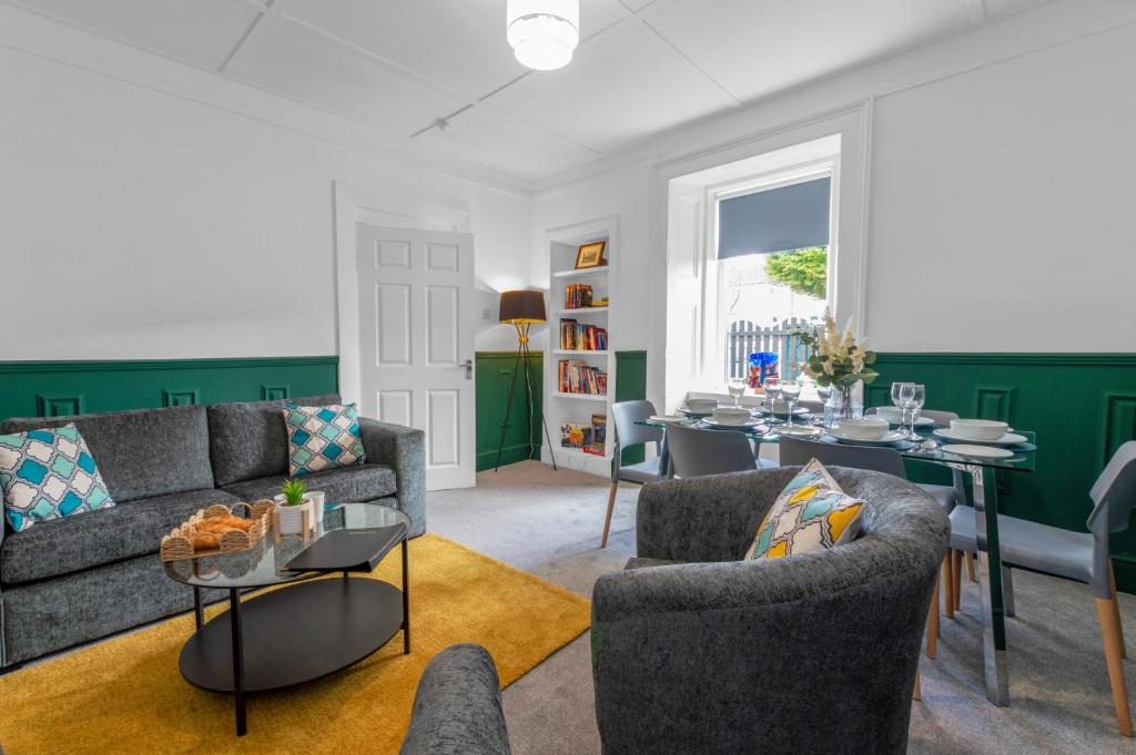 Khu vực ghế ngồi tại Arran Cottage - 4 Bed Home on M8