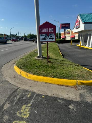 ein Schild am Straßenrand in der Unterkunft labh inc Motel in Norfolk