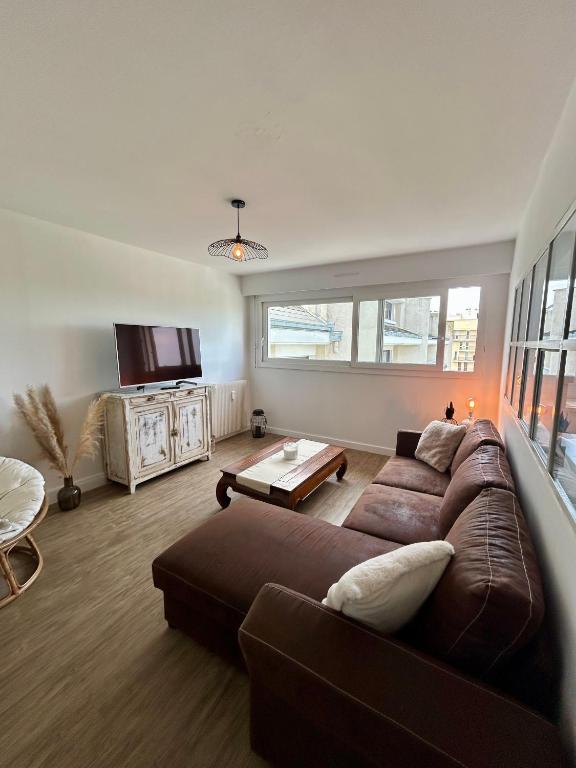 un salon avec un canapé et une table dans l'établissement Élégant cocon - Saint-Rémi, à Reims