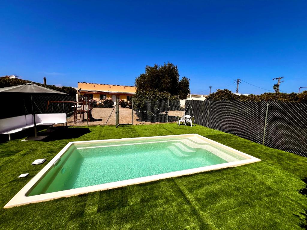 una piscina en el patio de una casa en Mas de la Maria, en Cambrils