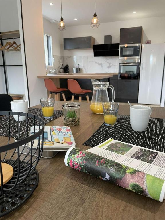 - une cuisine avec une table et de la nourriture dans l'établissement Jolie maison à 800 m de la mer, à Hillion