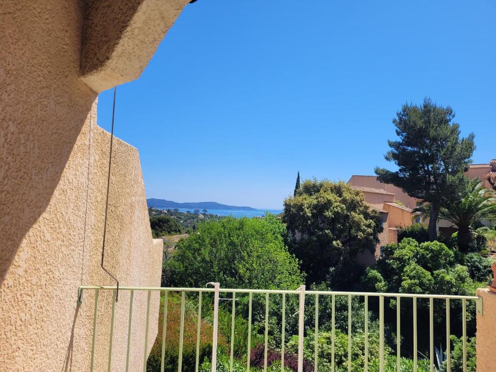 - une vue depuis le haut d'un bâtiment avec une clôture dans l'établissement Les jardins de la baie, à Cavalaire-sur-Mer