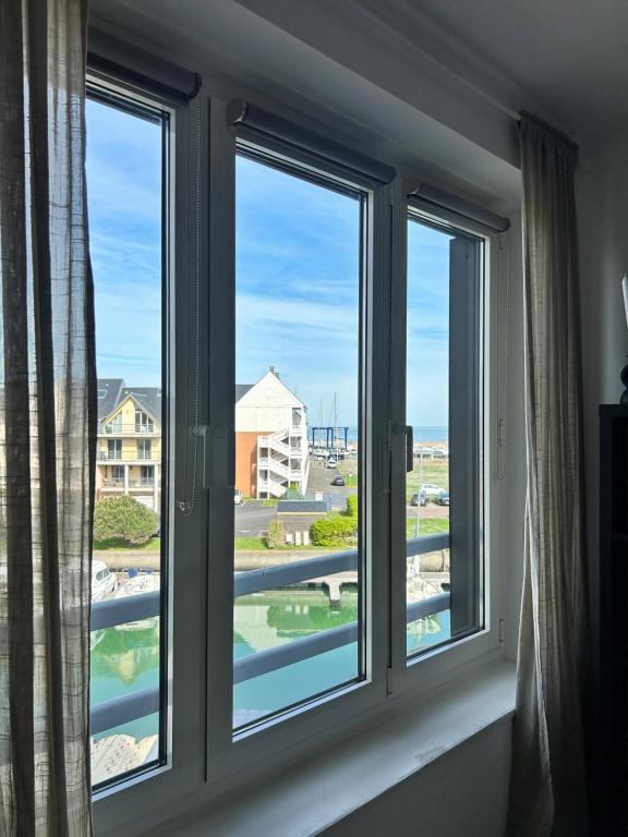 Fotografia z galérie ubytovania La Marina-Studio, vue mer avec balneo v destinácii Deauville
