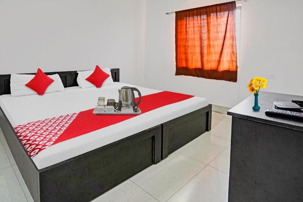 Postel nebo postele na pokoji v ubytování Hotel O Rabi Niwas