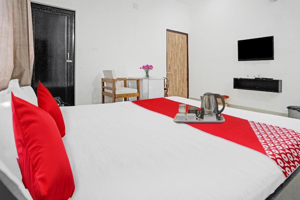 Postel nebo postele na pokoji v ubytování Hotel O Rabi Niwas