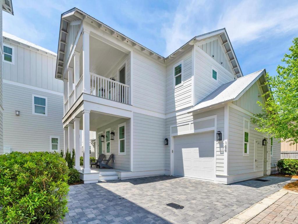 Casa bianca con veranda e balcone. di Casita Grayton a Santa Rosa Beach