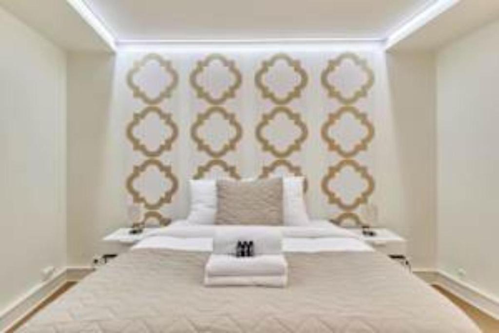 - une chambre avec un grand lit escamotable dans l'établissement Superb apartment Arc de Triomphe Trocadero, à Paris