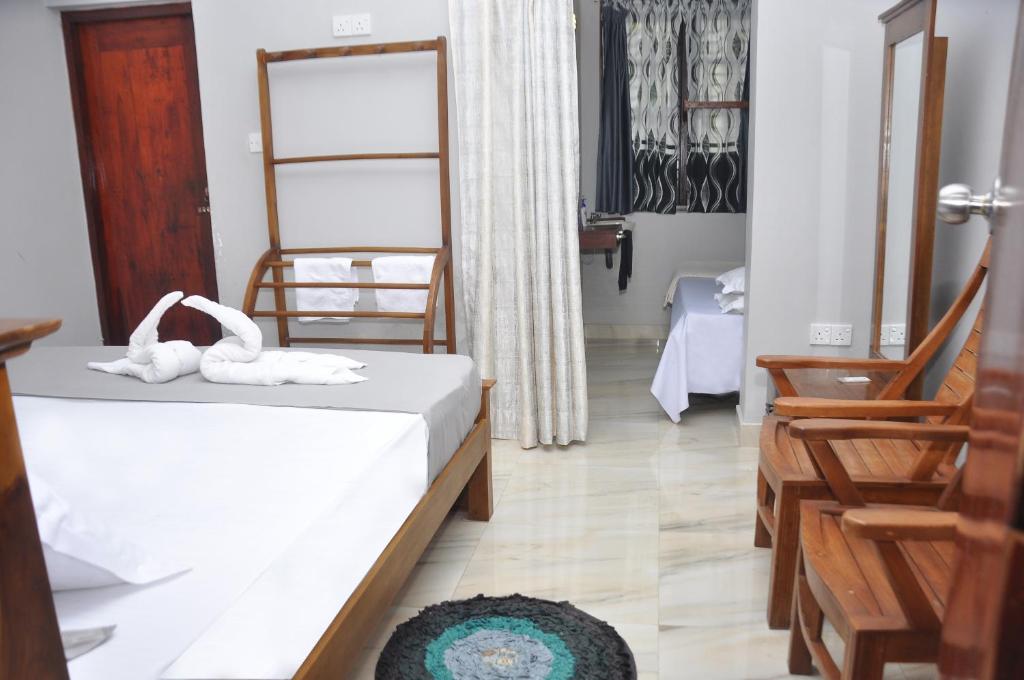 Postel nebo postele na pokoji v ubytování Golden Shower Inn