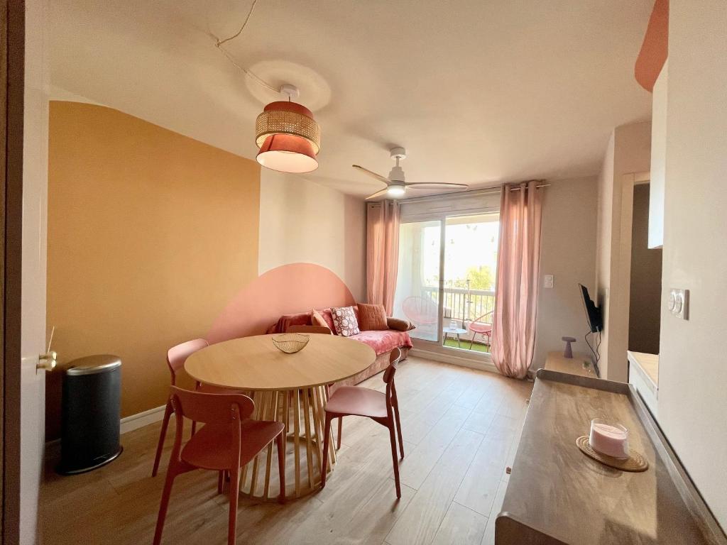 un salon avec une table et un canapé dans l'établissement PGH N40 Studio-cabine en première ligne & parking, à La Grande Motte