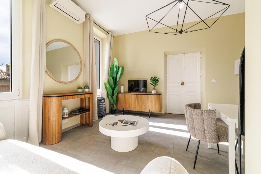 - un salon avec un lavabo et un miroir dans l'établissement Évasion Côtière, à Villeneuve-Loubet