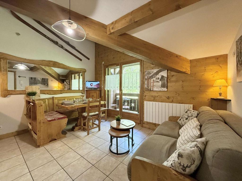 un salon avec un canapé et une cuisine dans l'établissement Studio Cabine Mezzanine à Praz-Sur-Arly, proche pistes et lac, parking, balcon, 6 pers. - FR-1-603-105, à Praz-sur-Arly