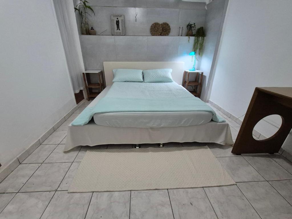 Un dormitorio con una cama con un edredón azul. en Quarto 1 na Glória, en Río de Janeiro