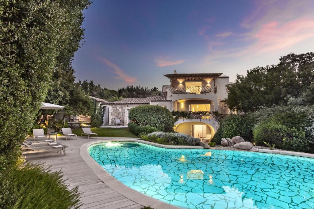 Swimmingpoolen hos eller tæt på Villa Pevero Vista Mare Con Piscina e Palestra