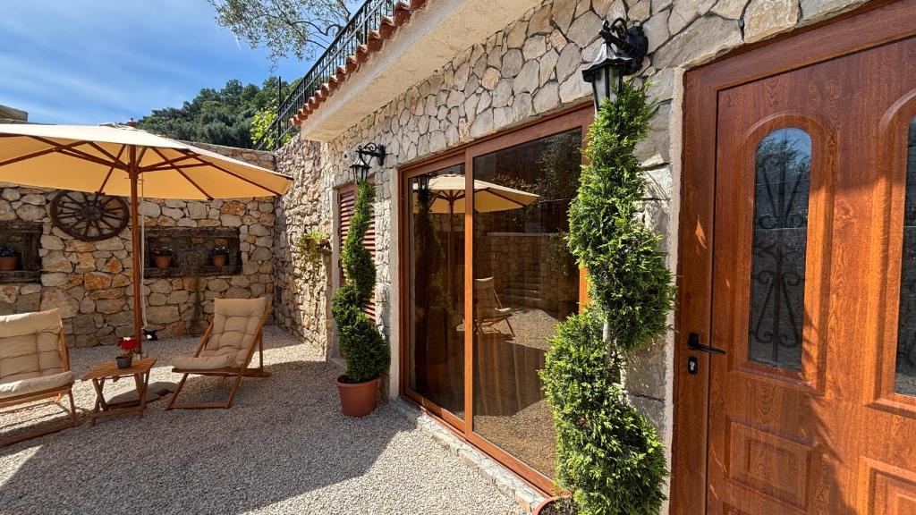 Patio nebo venkovní prostory v ubytování OLIVE QUEEN Rustic Estate