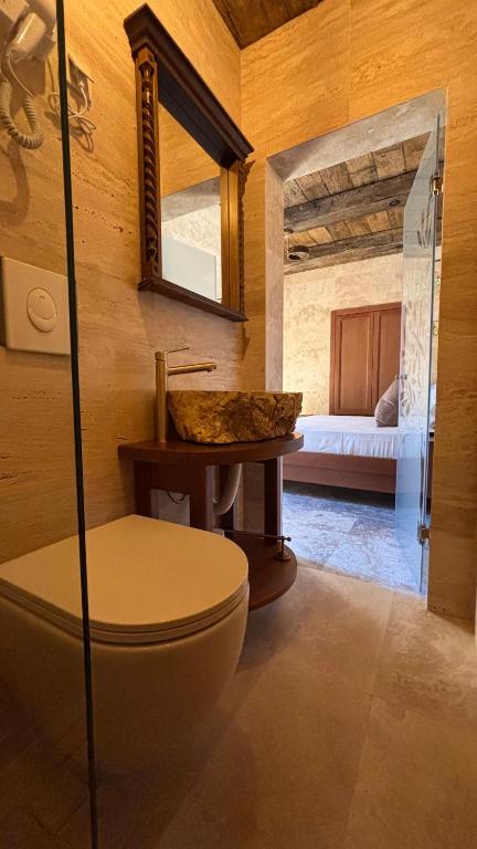 Postel nebo postele na pokoji v ubytování OLIVE QUEEN Rustic Estate