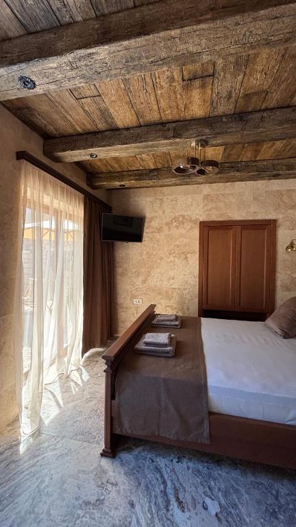 Postel nebo postele na pokoji v ubytování OLIVE QUEEN Rustic Estate
